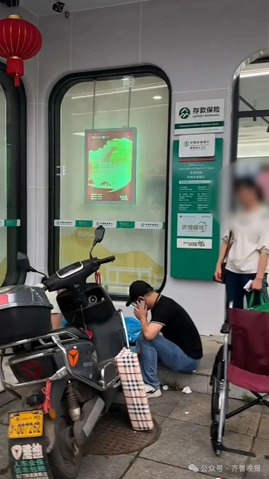 马上评｜重病老人取款身亡	，如何避免类似悲剧？  第1张