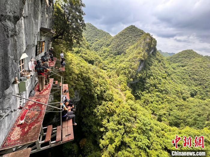 游客体验漂流蹦极 贵州景区“新户外”受青睐  第3张