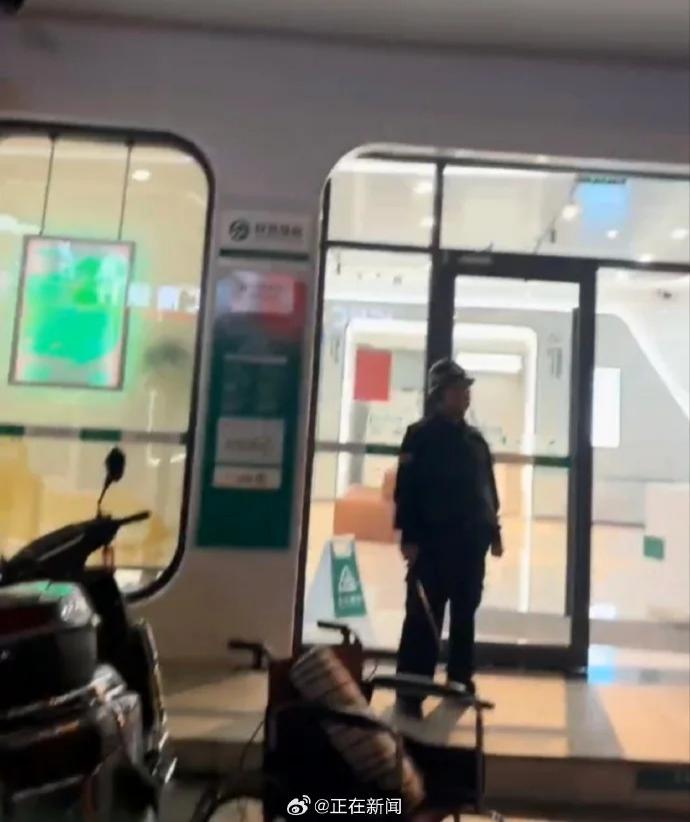 重病老人被要求到场取钱死在银行，律师解读  第1张