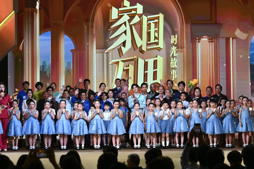 “家国万里时光故事会” 举行，多家庭共话家风与家国情怀  第1张