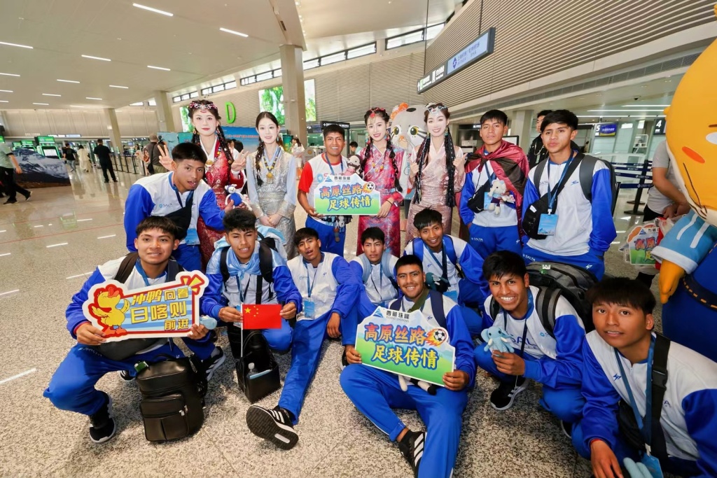 “上海-日喀则	”援藏入境旅游包机在沪首航  第2张